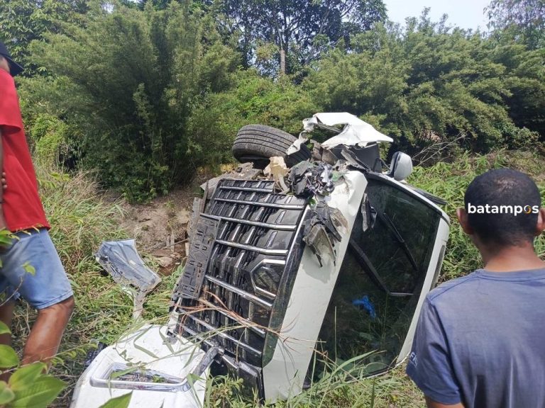 Mobil Mewah Terguling dan Masuk Drainase, Pengemudi Luka Ringan