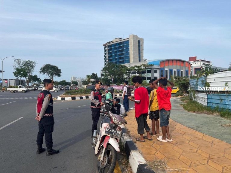 Nekat Bonceng Tiga Tanpa Helm, Pelajar SMP Dihukum Dorong Motor