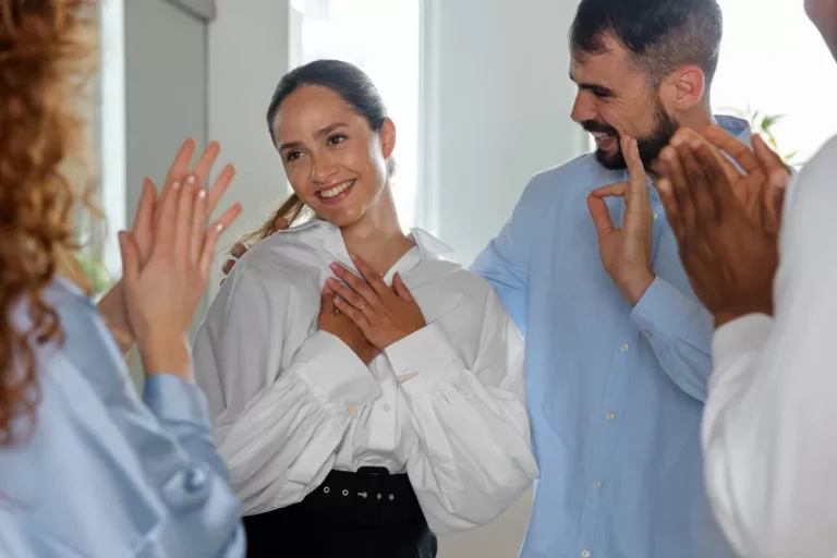 Tak Selalu Positif, Ini 9 Dampak Psikologis Akibat Terlalu Sering Dipuji