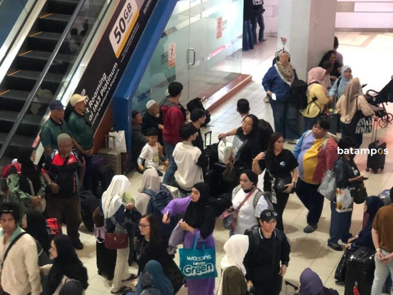 Akhir Pekan, Arus Penumpang di Pelabuhan Internasional Batam Center Ramai