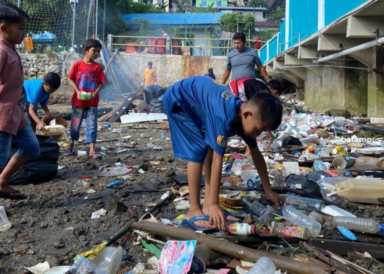 Pesisir Tarempa Barat Dipenuhi Sampah Kiriman, Warga Jual ke Bank Sampah