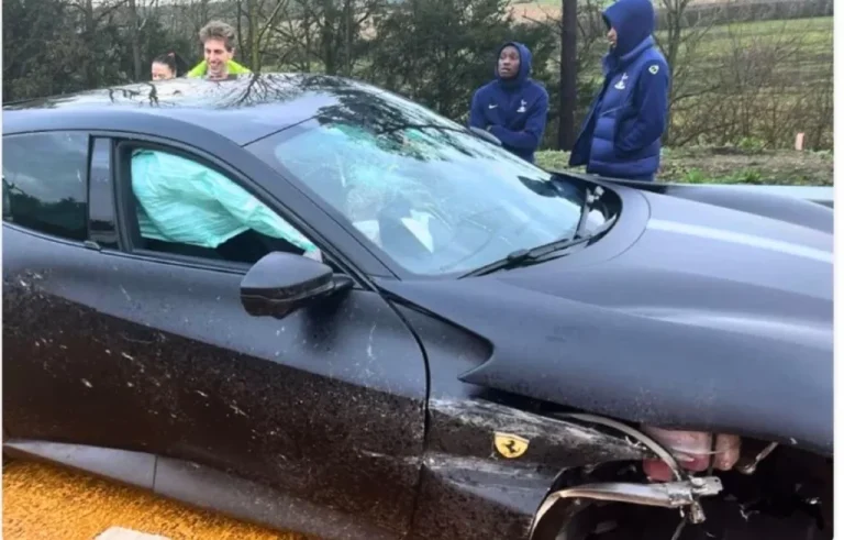 Bintang Tottenham Randal Kolo Muani Terlibat Kecelakaan Mobil di Tol M25