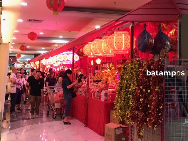 Semarak Imlek Mulai Terasa di Batam, Warga Berburu Angpau hingga Kue Khas