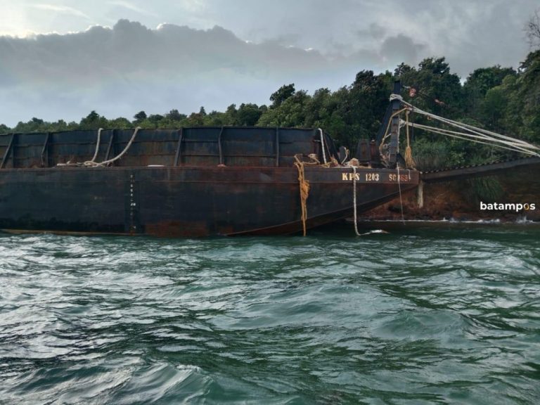 Tongkang Hanyut Ditarik ke Posisi Aman