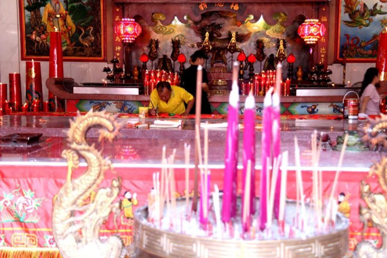 Jelang Imlek, Klenteng Tua Pek Kong Batam Berhias