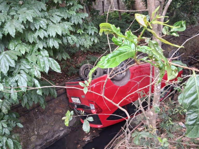 Mobil Merah Terguling Masuk Parit di Batam Centre, Begini Kondisi Pengemudinya