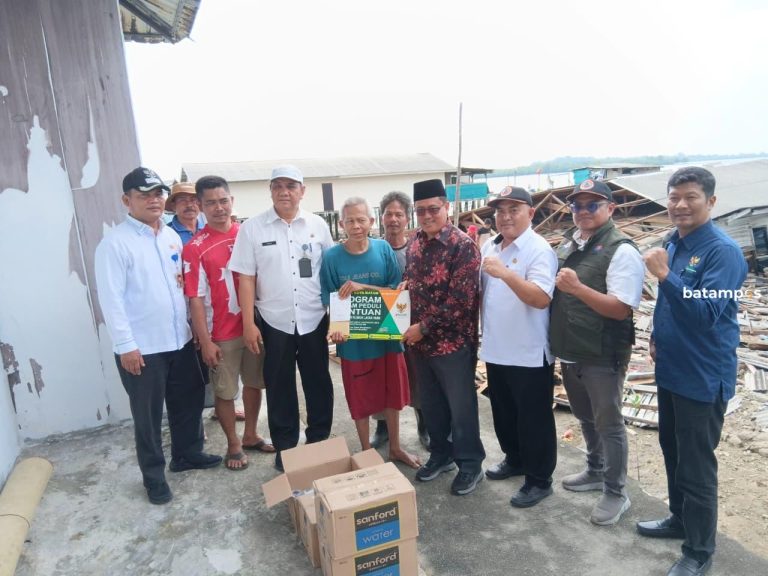Rumah Lansia di Pulau Mat Belanda Belakang Padang yang Roboh karena Angin dan Pasang Dibantu BAZNAZ Koat Batam