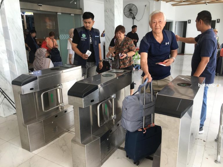 Antrean Membeludak di Pelabuhan Karimun, WNA Kembali ke Singapura dan Malaysia