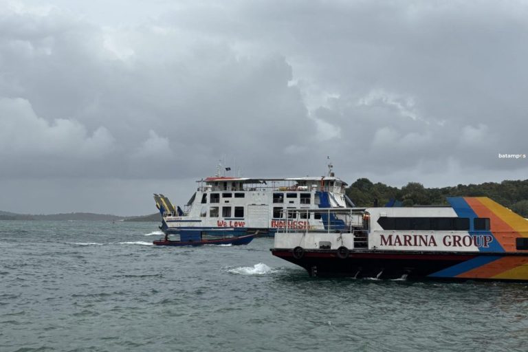 Gelombang Tinggi, Penumpang Kapal Mual hingga Muntah