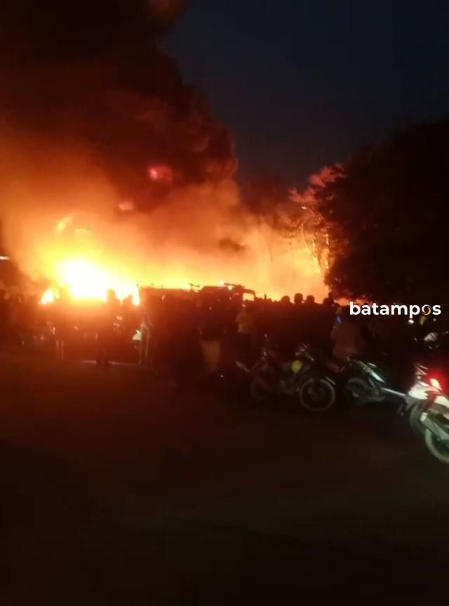 Bengkel Ban Terbakar di Tanjunguncang, Asap Tebal Ganggu Lalu Lintas