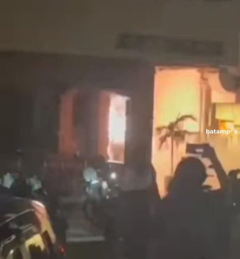 Korsleting Disertai Ledakan Picu Kepanikan di Mitra Raya Batam Center