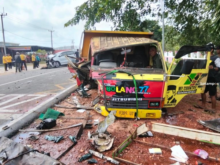 Tabrakan Truk dan Toyota Avanza di Bintan, Sopir Terlempar Keluar