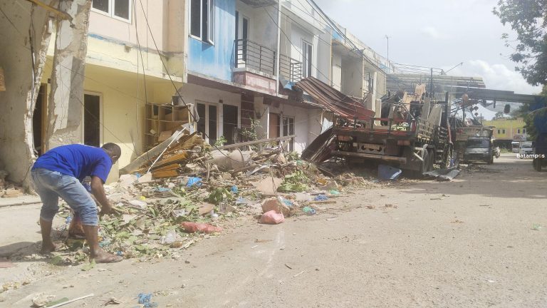 Rem Blong, Lori Crane Tabrak Rumah di Sekupang