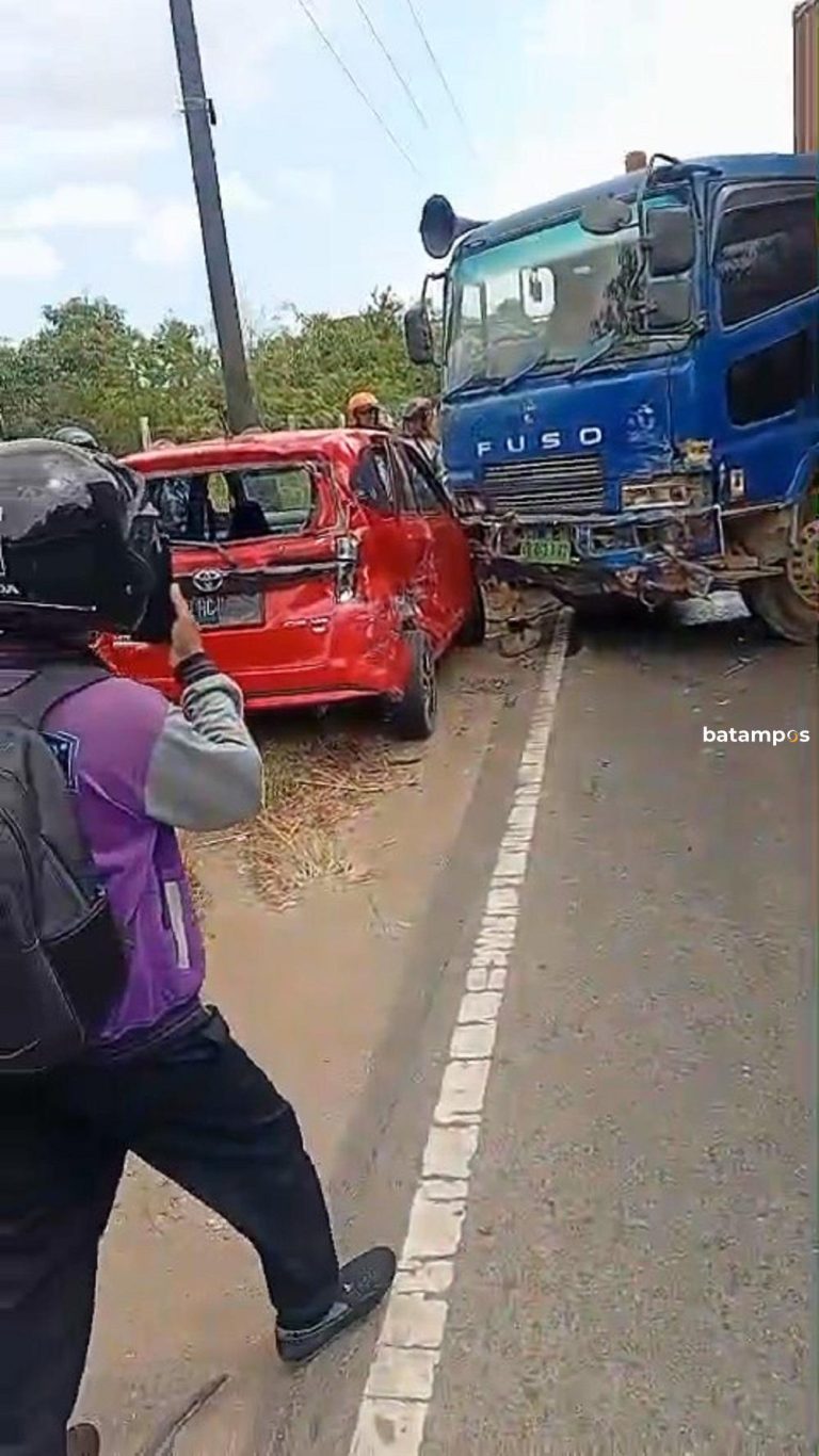 Truk Kontainer Tabrak Calya di Mukakuning, Arus Lalu Lintas dari Batuaji Lumpuh