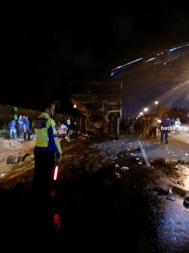 Truk Sampah Tabrakan dengan Truk Barang, Sopir Terjepit Hampir Satu Jam