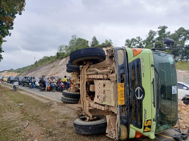 Truk Tanah Terbalik di Turunan Tiban, Lalu Lintas Seiladi–Southlink Lumpuh