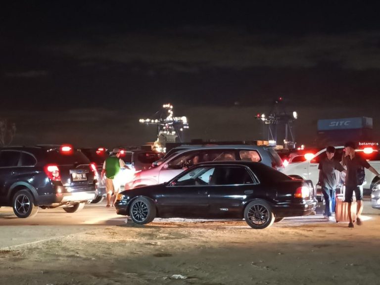 Parkiran Semrawut, Penumpang KM Kelud Terjebak Antrean Panjang di Pelabuhan Bintang 99