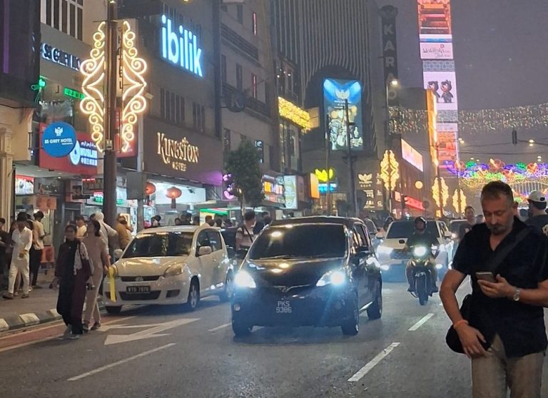 Buang Puntung Rokok di Malaysia! WNI Didenda dan Kerja Sosial 6 Jam