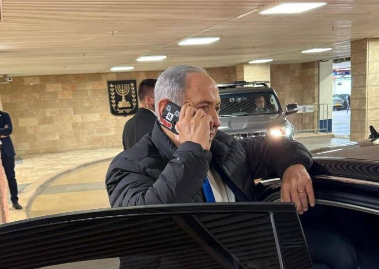 Mengapa Netanyahu Tutup Kamera Ponsel dengan Stiker Merah?