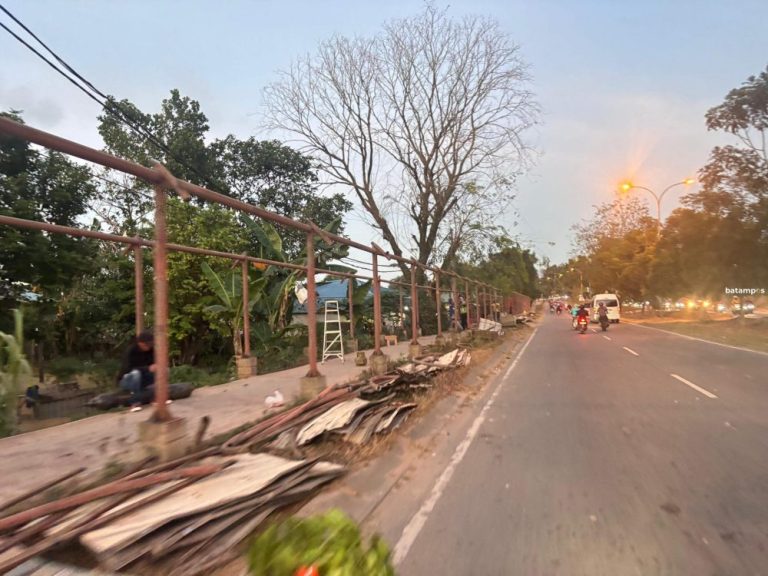 Tak Laik Difungsikan, Trotoar Mukakuning Dibongkar