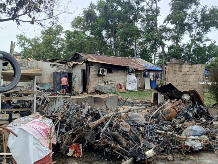 Penghuni Nyalakan Lilin, Ruli di Tanjunguncang Ludes Terbakar