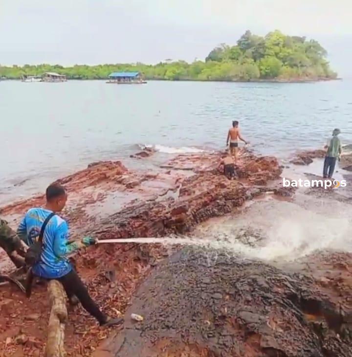 Perusahaan Tanggung Jawab Penuh Pencemaran Limbah B3 di Dangas, Nelayan Dilibatkan dan Digaji untuk Pemulihan Laut