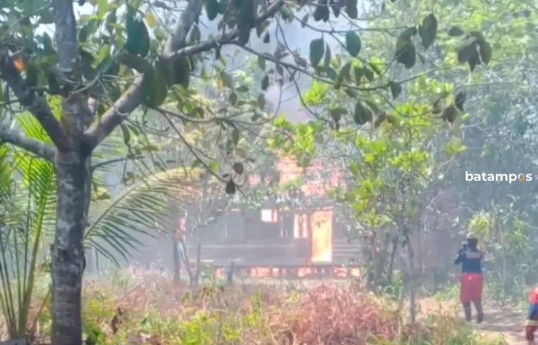 Api dari Lahan Kosong Hanguskan Rumah Warga di Desa Centeng Lingga