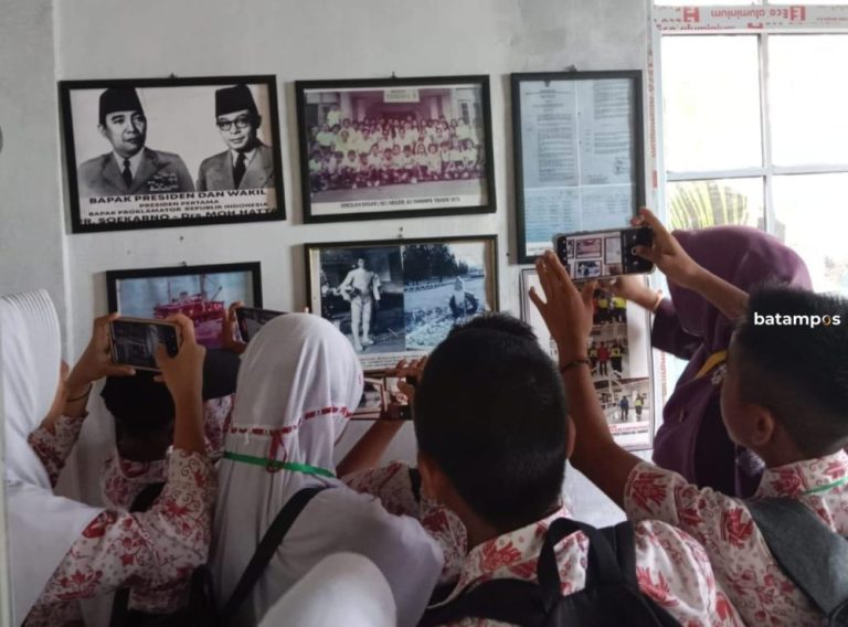 Pelajar SD Sedak Takjub Melihat Jejak Bung Hatta di Museum Perbatasan Tiangau