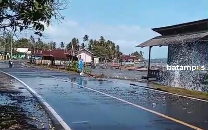 Ombak Besar Musim Angin Utara ‘Kirim’ Sampah Laut di Jalan Desa Sedamai