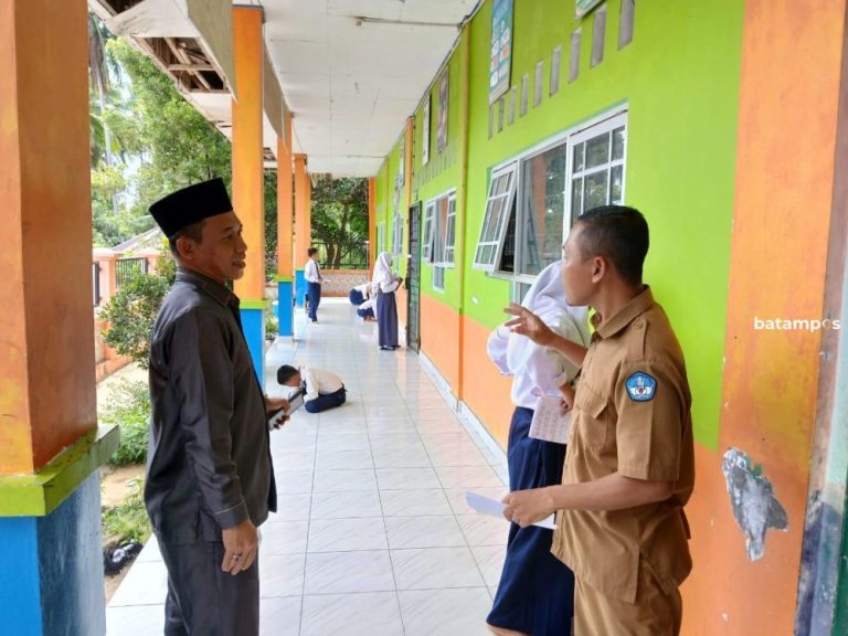 Marjohan Dorong Sekolah di Anambas Gunakan Dana BOS untuk Perbaikan Fasilitas