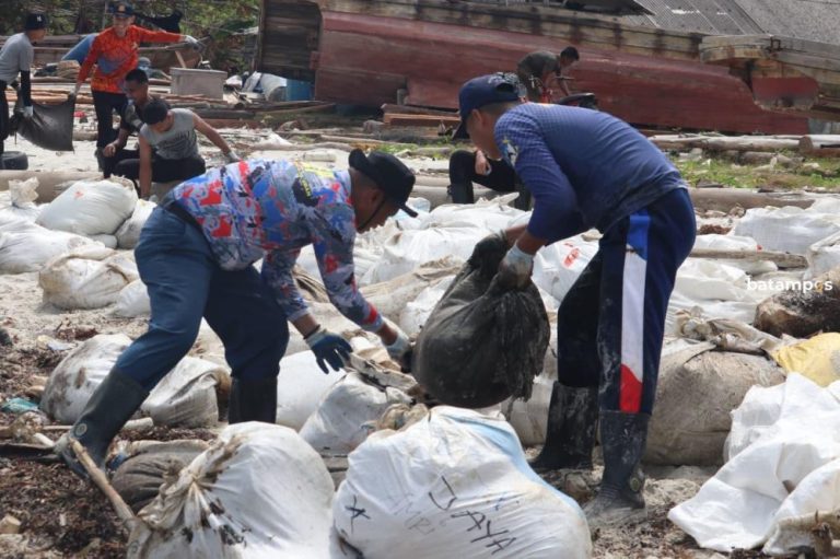 DLHK Kepri Tangani Ribuan Karung Limbah Minyak Hitam di Pantai Trikora