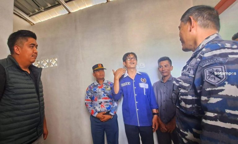 PWI Bintan Serahkan Bantuan Bedah Rumah di Seri Kuala Lobam, Bupati Apresiasi