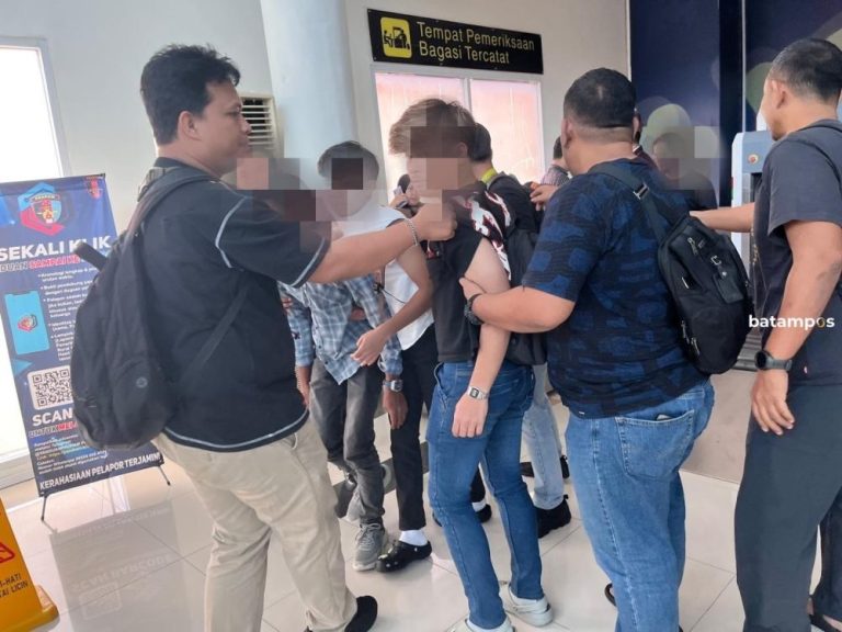 Bawa Sabu 5 Kg, Tiga Penumpang di Bandara RHF Tanjungpinang Ditangkap