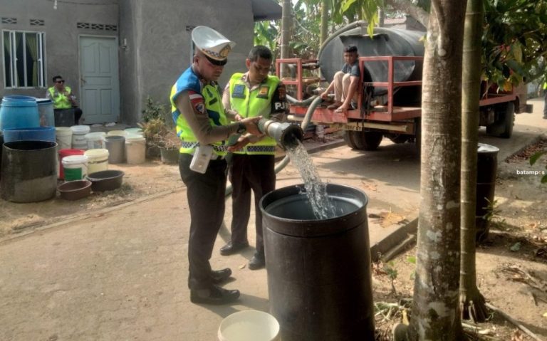 Kemarau Berkepanjangan, PJR Polda Kepri Distribusikan Air Bersih ke Warga Bintan Timur