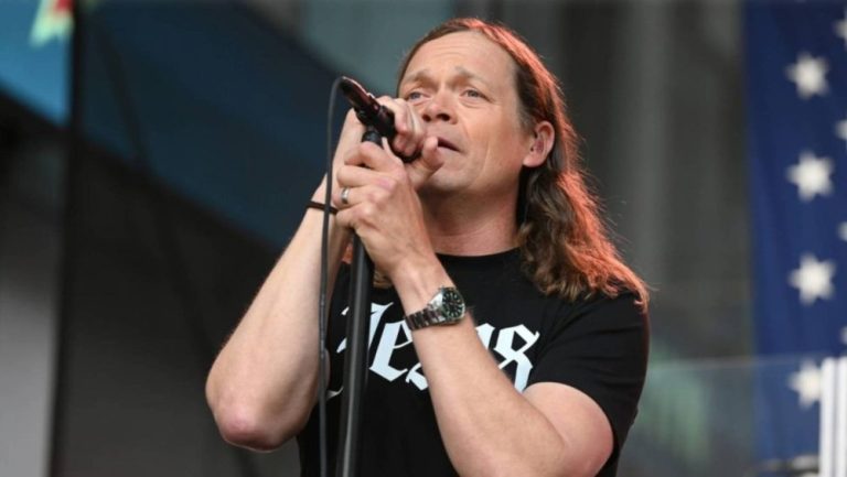 Vokalis 3 Doors Down Brad Arnold Meninggal Dunia usai Berjuang Melawan Kanker