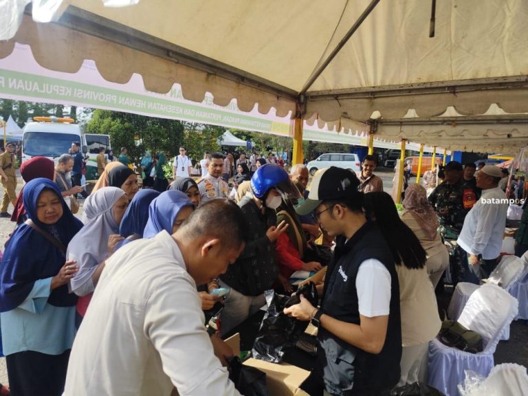 Warga Serbu GPM di Taman Batu 10, Beras SPHP dan Minyakita Jadi Incaran