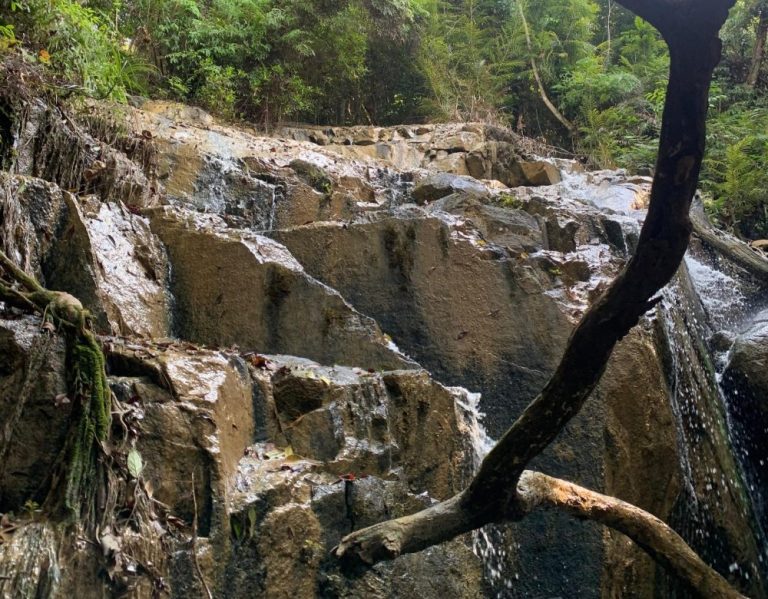 Menyusuri Air Terjun Bukit Bendera, Pesona Tersembunyi di Lingga yang Nyaris Terlupakan
