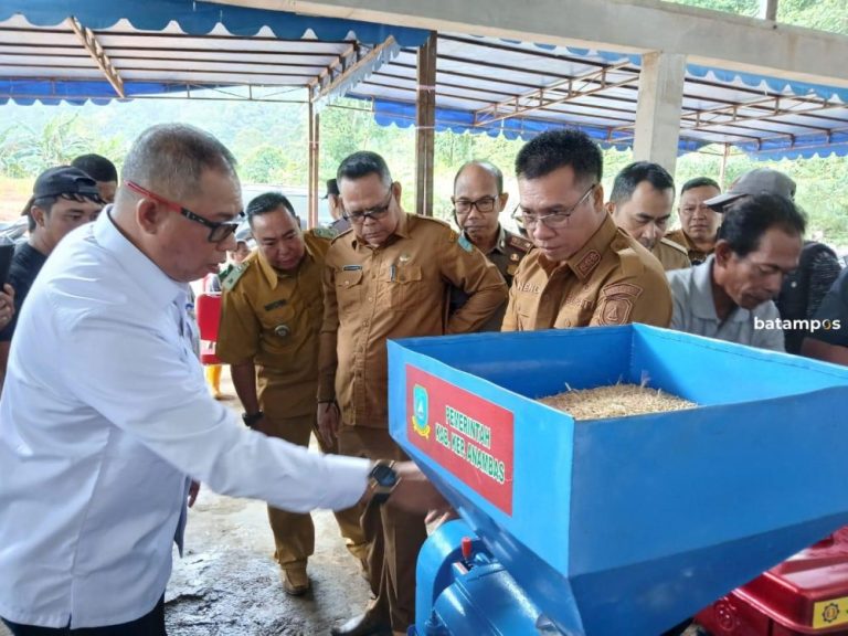 Petani Pesisir Timur Anambas Terima Mesin Penggiling, Pacu Produksi Beras