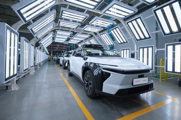 Toyota Mulai Produksi Massal Robotaxi bZ4X Self Driving, Target 1.000 Unit pada 2026