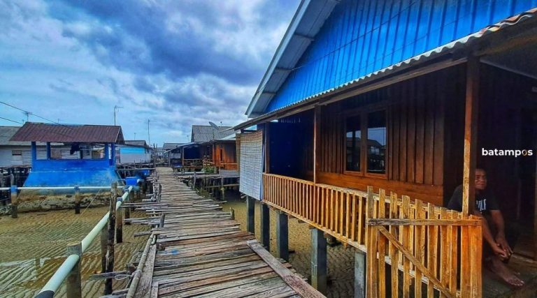 Limbah Minyak Hitam Cemari Laut Bintan, Nelayan Rugi Besar