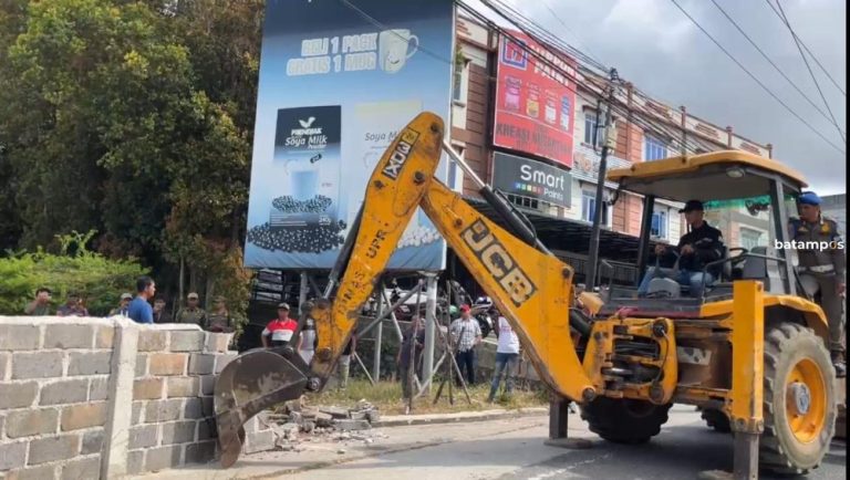 Diwarnai Adu Mulut, Satpol PP Bongkar Tembok di Jalan DI Panjaitan Tanjungpinang