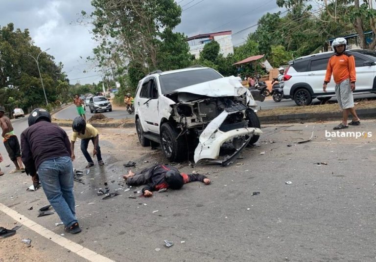 Fortuner Hilang Kendali di WR Supratman Tanjungpinang, Tabrak Pembatas Jalan dan Pemotor