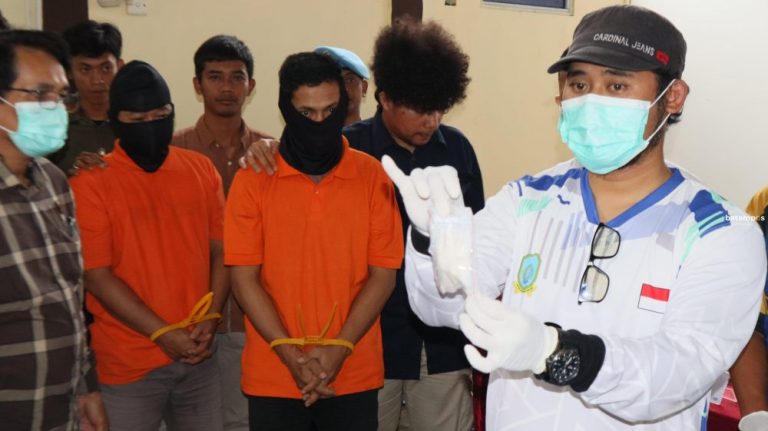 Dua Pengedar Sabu di Anambas Tertunduk saat Polisi Musnahkan Barang Bukti