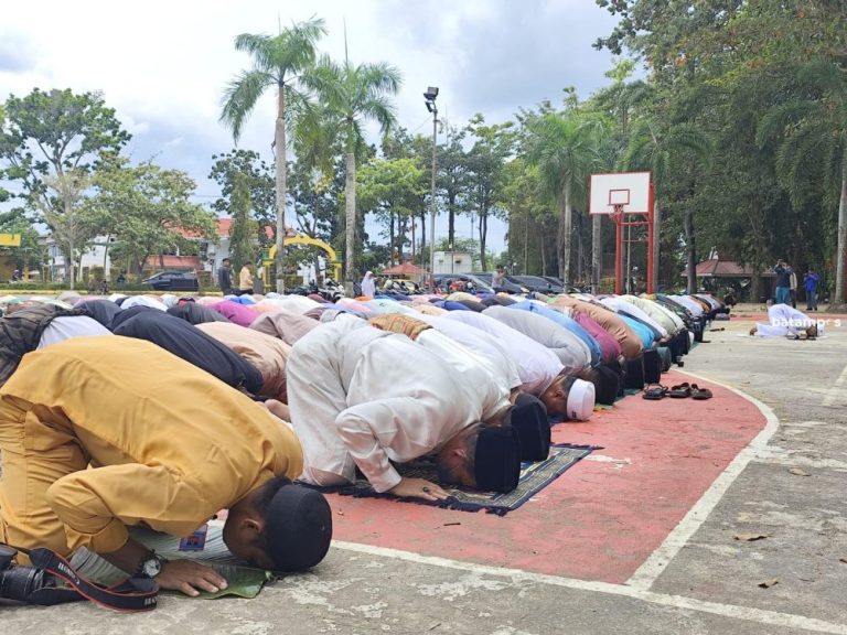 Hujan Tak Kunjung Turun, Ratusan Warga Salat Istisqa di Lapangan Pamedan