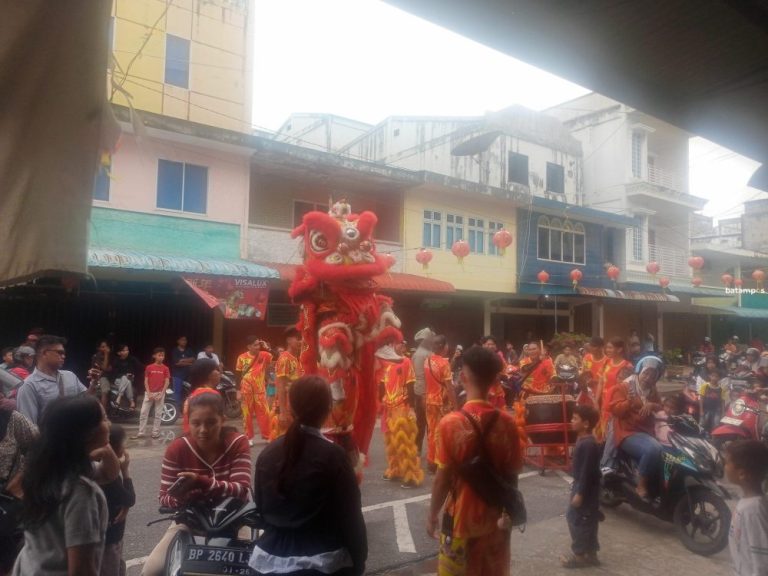 Iring-iringan Barongsai Meriahkan Imlek 2577 di Dabo Singkep, Warga Tumpah Ruah