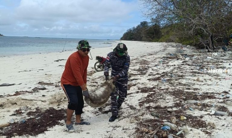 Limbah Minyak Hitam Cemari Pantai Mapur Bintan, Warga Kumpulkan 2 Ton