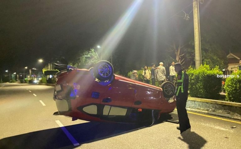 Toyota Calya Terbalik di Jalan Basuki Rahmat Tanjungpinang, Dua Mahasiswa Luka