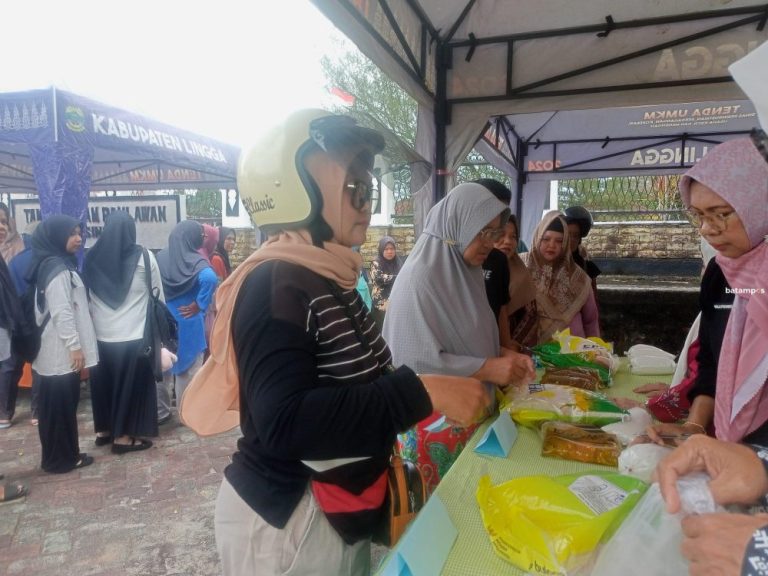 Warga Serbu Bazar Sembako Murah di Dabo Singkep, 500 Karung Beras Ludes Sejam