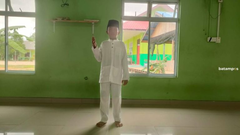 Pelajar MTs Aqidatunnajin Daik Tebar Tausiah di Masjid dan Musala