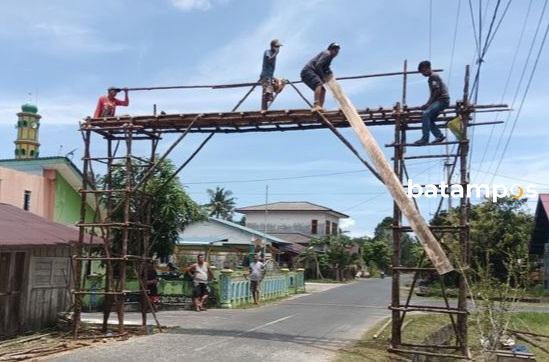 Tradisi 7 Likur di Lingga, PLN Minta Warga Utamakan Keselamatan saat Bangun Gerbang Lampu Colok